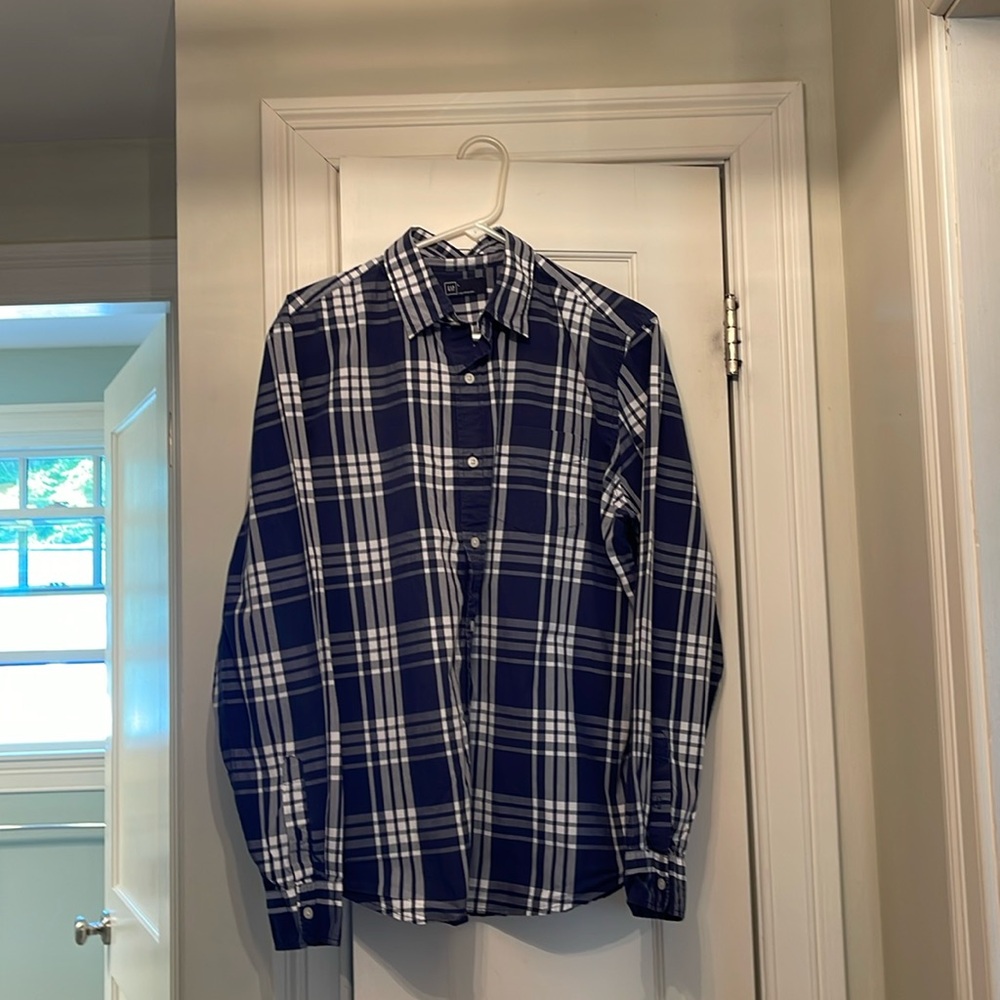 Great men’s Gap shirt!  Navy and White